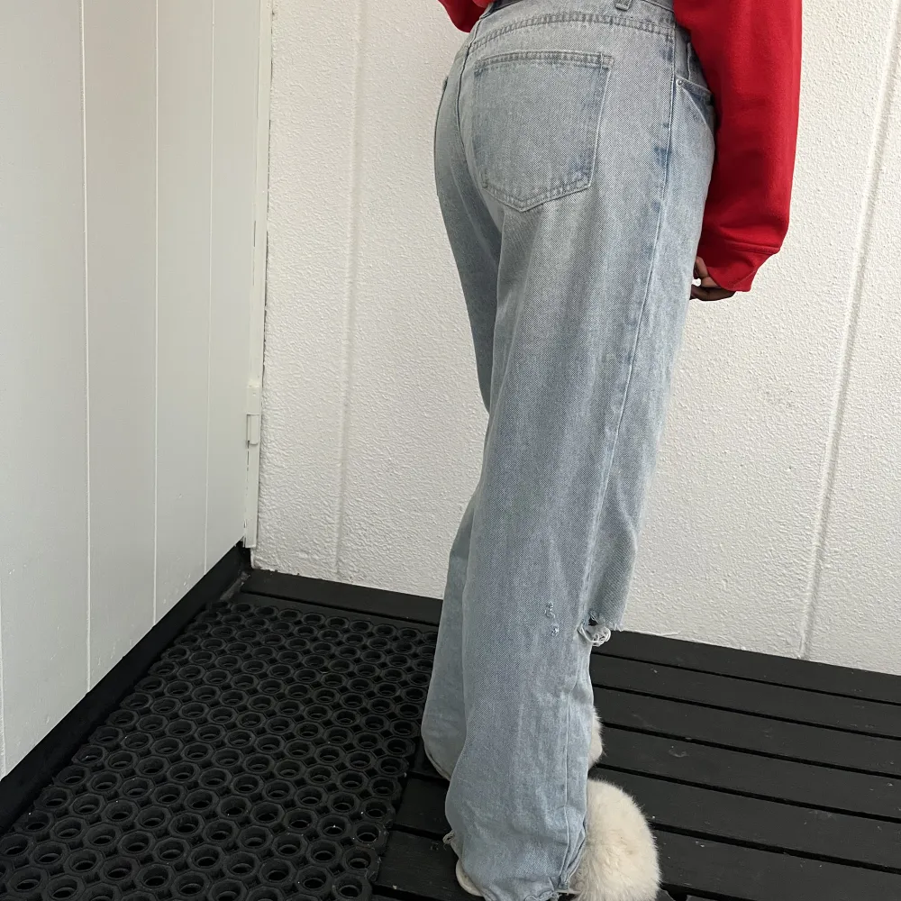 Riktigt snygga oversized jeans med fin jeans färg😍 är beställt i L men passar dig som har S/M i storlek . Jeans & Byxor.