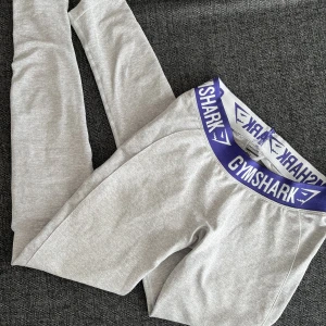 Gymshark tight - Grå träningstights från gymshark. Köpta för många år sedan men har knappt kommit till användning därav i bra skick!💗