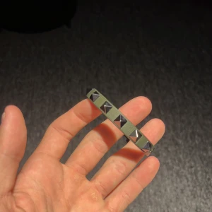 Valentino armband - Valentino armband Färg grön Skick 9/10 Inget og tyvärr Buda rimliga bud