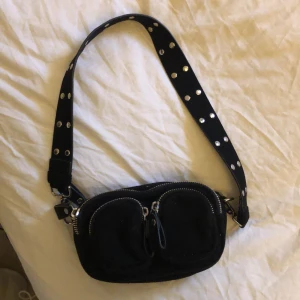 Väska  - Säljer min fina väska ifrån gina tricot❣️den är i en mindre storlekek men rymmer mycket ändå eftersom att den har många fack! Väskan är i jättebra skick inga tecken på användning❣️bara att höra av er vid funderingar!  (TRYCK INTE PÅ KÖP NU)