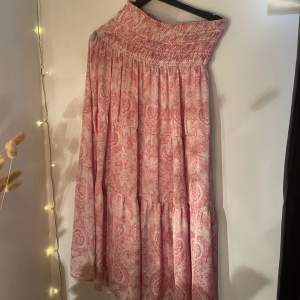 Säljer min helt oanvända maje kjol (köpte i februari) som inte går att få tag på. Så så fin men kommer inte använda eftersom den är för lång 💕💕 Pris går inte och diskutera och vill inte byta mot något!! 💕💕 