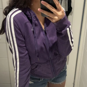 Adidas tröja - Säljer denna fina lila adidas tröjan den har bara legat i en låda så tänkte den behöver säljas💕 helt som ny kan inte se några tecken på användning🌸pris kan diskuteras🌹