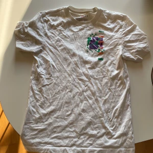 JORDAN T-SHIRT - Säljer min Jordan t-shirt! Knappt använd jättefint skick bara lite skrynklig. Storlek S men sitter som M. Skriv för mer frågor