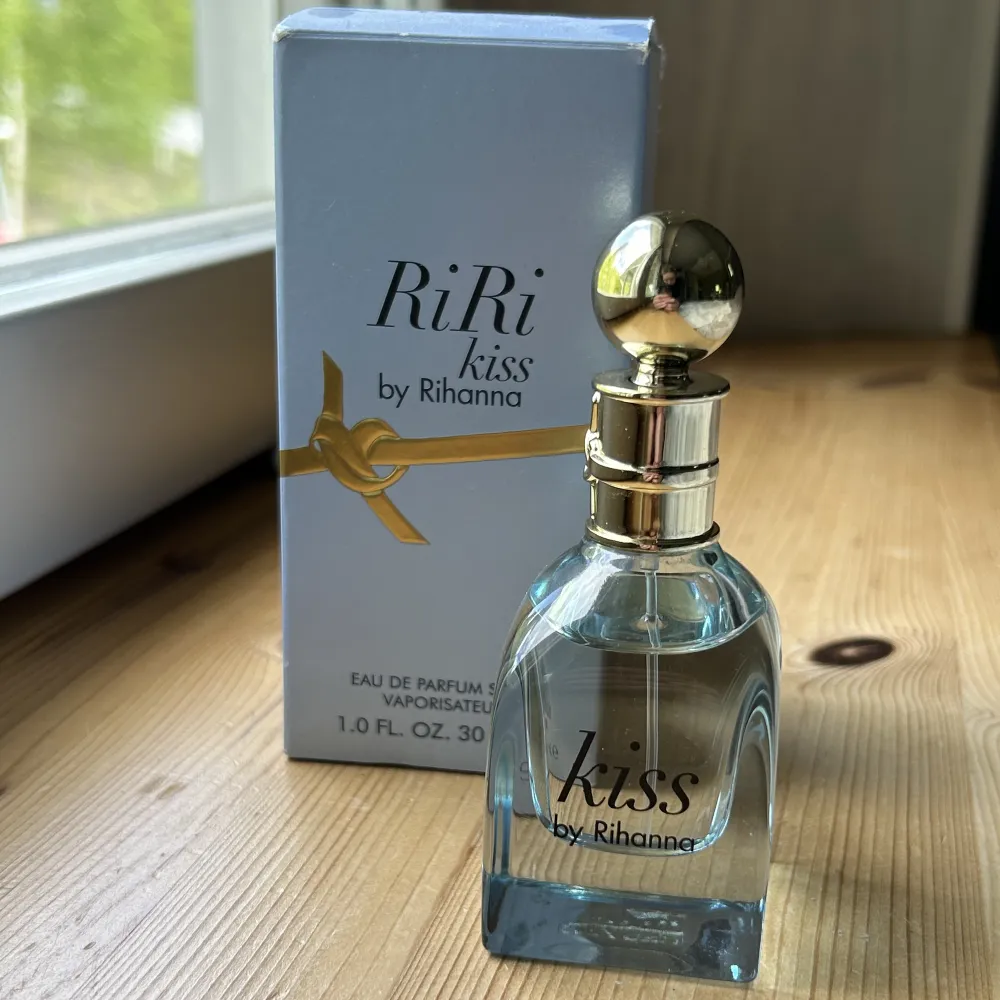 Säljer kiss parfymen ifrån Rihanna i 30ml eftersom den aldrig har kommit till användning så den är helt oanvänd:) Men lukten är super god och en lite mer ”mognare” parfym. Skriv till mig vid frågor eller intresse, pris kan diskuteras 🌸. Accessoarer.