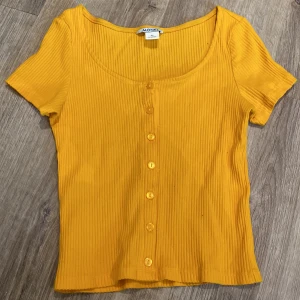 Topp - Topp från monki i strl XS. Fint skick