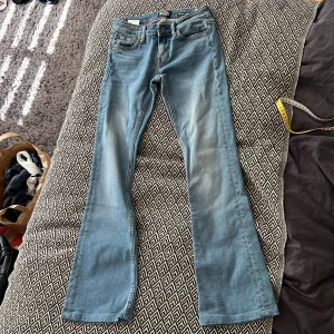 Jeans  - Skitsnygga lågmidjade crockerjeans i bootcut💙 det är upplagda lite så längden är mer som en 30 än 31