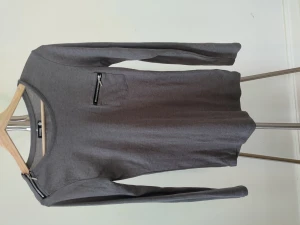 Gray long sleeve top - Gray top with zipper pocket and a zipper decoration on the shoulder 