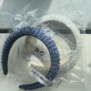 Superfina diadem av bra kvalite! Helt oanvända☺️🛍️🧚‍♀️ - Två helt nya diadem i vit och marinblå med snygga detaljer perfekt till sommaren! ❤️‍🔥🥰