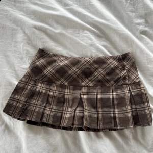 Jättesöt kjol från SHEIN. Aldrig använt, bara testat. Kjolen har dessutom insydda byxor i sig och sitter ganska kort runt rumpan. 