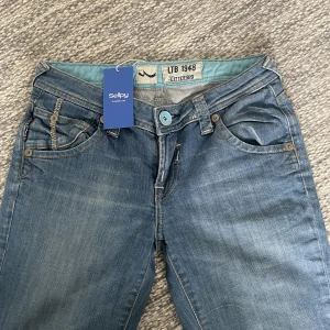 Ltb jeans - Säljer vintage ltb jeans som jag köpte från sellpy men som tyvärr inte passade mig i midjan . Skulle säga att de sitter som valerie modellen och de är i fint skick. Midjemått: 70 cm