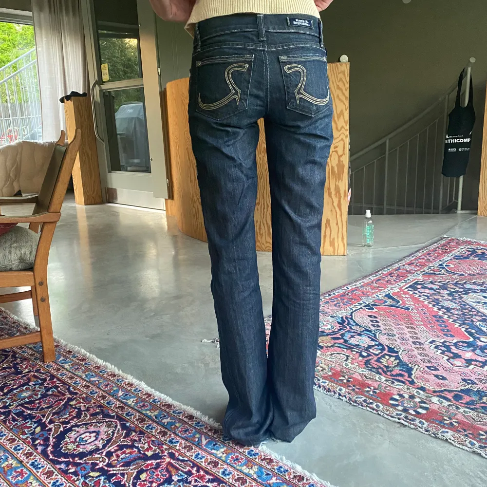 Så nice lågmidjade bootcut från ”Rock & Republic” köpta vintage! Något slitna längst ned (se sista bilden)  Midjemått (mätt rakt över jeansen): ca 38 cm Innerbenslängd: ca 89 cm. Jeans & Byxor.