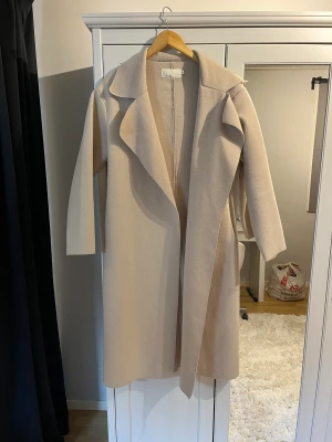 Vårkappa - Jag säljer en fin vårkappa som är superfin att ha både på våren och i sommar 🌸 Den är i storlek 32 men jag skulle säga att den passar en 36a eftersom den är stor i storleken Hör av dig vid intresse ☀️