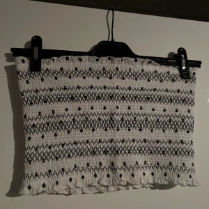 Bandeau topp - Så fin svart&vit bandeau topp, använd fåtal gånger!🤍