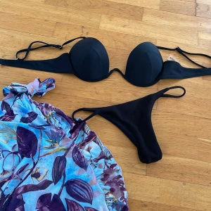 Bikini med strandkjol - Säljer ett set, storlek S/am i kjolen, i överdelen är det storlek L men passar bättre en M, underdelen är storlek M men passar bättre en S! Underdelen är lite ribbad och överdelen är en annan somnjag har matchat ihop. 