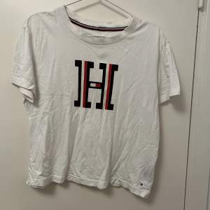 Säljer denna T-shirt då den inte kommer till användning längre. Bra skick. Köpt för 300-400 kr för ett par år sen. 