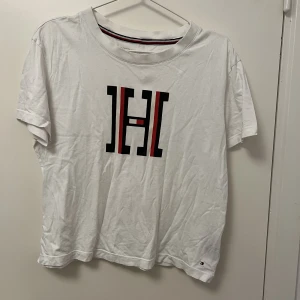 Tommy Hilfiger T-shirt  - Säljer denna T-shirt då den inte kommer till användning längre. Bra skick. Köpt för 300-400 kr för ett par år sen. 