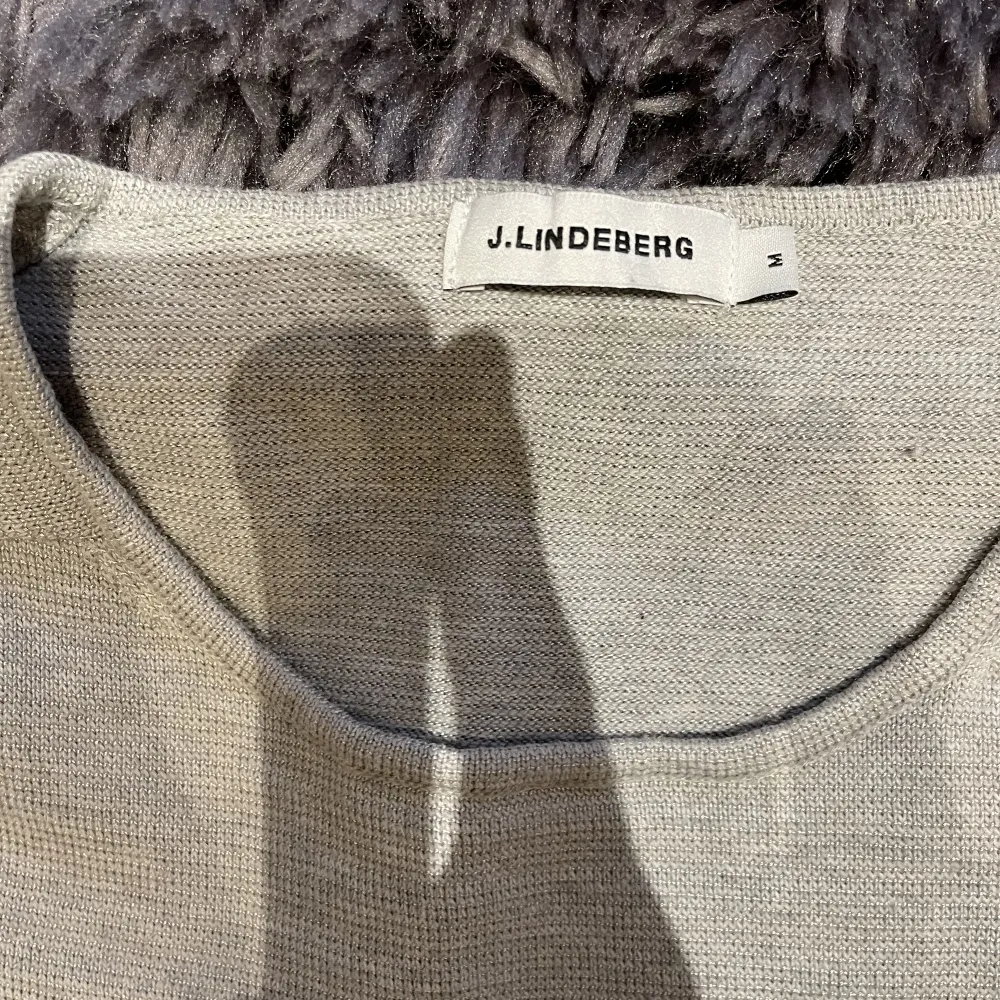 Säljer min stickade j.lindeberg tröja som är för liten. Ett litet hål på sidan av ryggen som är igensytt ( syns knappt )! Även något kortare i storlek! (7-8/10) skick! Ny pris: 1,200kr! Säljer för 599kr! . Stickat.