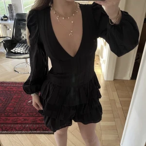 Zara klänning - Super fin klänning som jag säljer pga av att den är för stor på mig. Den är storlek XS men skulle säga XS-S. 