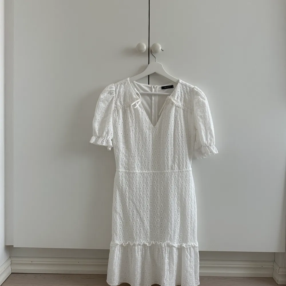 Säljer denna vita klänningen från Trendyol. Använd en sommar några enstaka gånger. Säljer då jag inte längre använder den mer ☺️ säljer för 200+frakt . Klänningar.