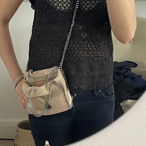 Stella mccartney väska - Intressekoll på denna så söta Stella McCartney väskan i beige/ljusrosa färg i storleken Tiny (minsta storleken) ganska bra skick men har lite slitage på sig och lite missfärgningar  därav ett lägre pris. Skriv för mer bilder❤️