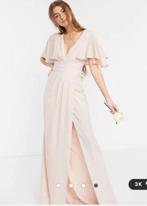 Maxiklänning  - Underbar maxiklänning från Asos. Helt oanvänd, alla lappar kvar. Finns både stl 36&38 (glömt att skicka tillbaka i tid). Perfekt till bal, bröllop och sommarens alla fester!  https://www.asos.com/se/asos-design/asos-design-brudtarnor-maxiklanning-med-sati