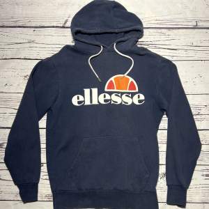 Märke: Ellesse Typ: Hoodie Färg: Marinblå Kroppstyp: Unisex Skick: Bra  Sparande av miljö  30x  lägre utsläpp jämfört med ny vara Sparat vatten ca 3950 liter Sparat CO2 ca 6.8 kg