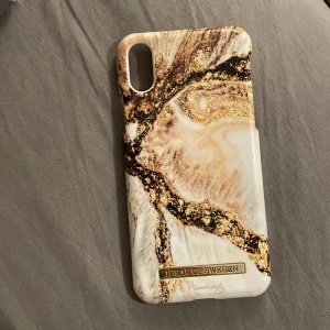 iPhone skal - Ett guldigt skal från ideal of sweden. I gott skickt och för iPhone X/Xs