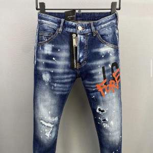 Säljer Dsquared2 jeans, splitter nya. Inga skador eller problem med jeansen. Storlek 44 slim fit. Dsq2 påse medföljer, kan gå ner vid snabbäffar. Varan är redo att hämtas eller fraktas.