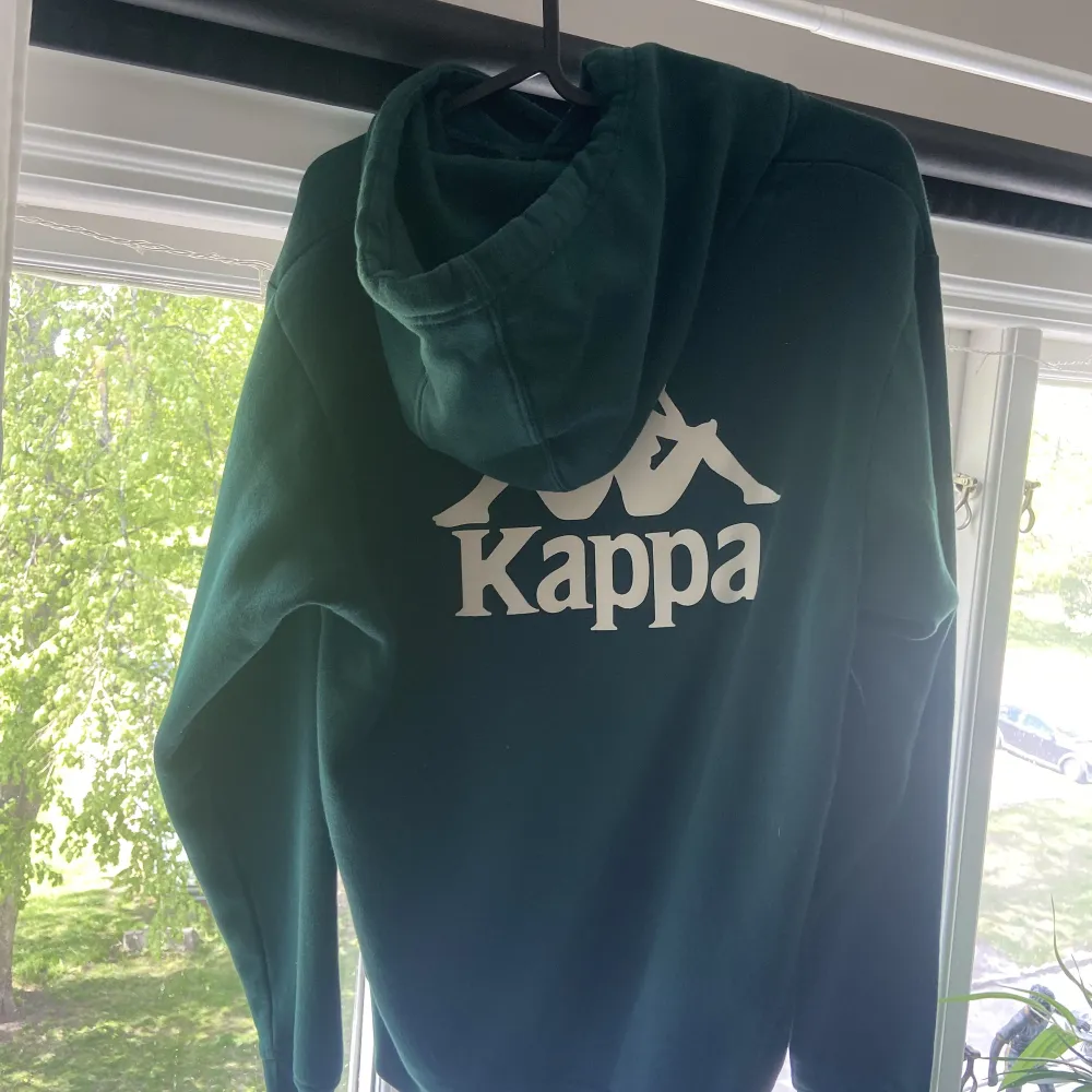 Skön hoodie från Kappa! Inköpt i butik. . Hoodies.