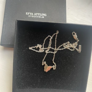 Efva attling halsband äkta silver  - Säljer detta super gulliga halsband köpt från Efva Attling, äkta silver fjäril. Ord. Pris 1300kr, användt fåtal gånger, säljer för 800kr, väldigt bra pris💖 skriv för fler frågor!