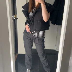 Väst svart - Skön svart dunväst som jag endast använt ett fåtal gånger. Västen är i nyskick. Pris 120kr + frakt