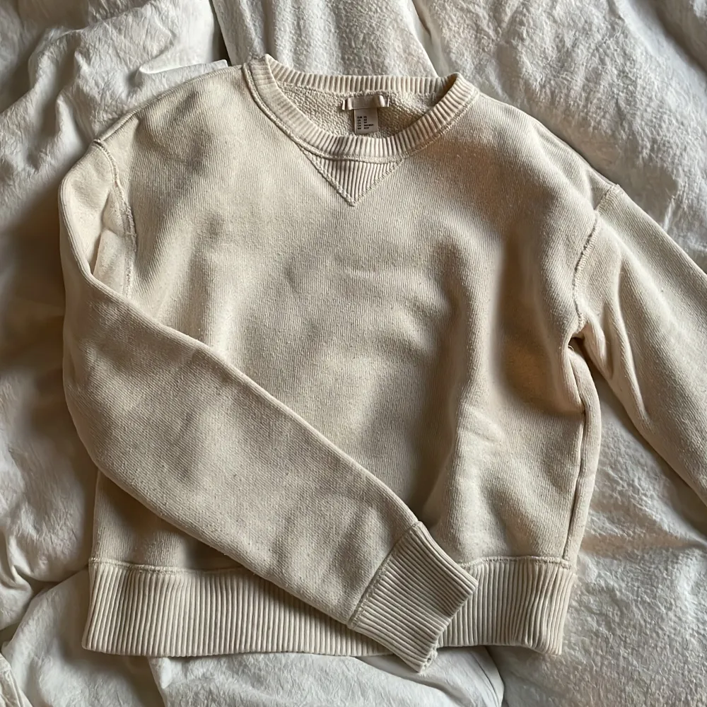 Hej hej säljer denna då den är för liten för mig ❤️första bilden är inte min men på samma tröja. Tröjor & Koftor.