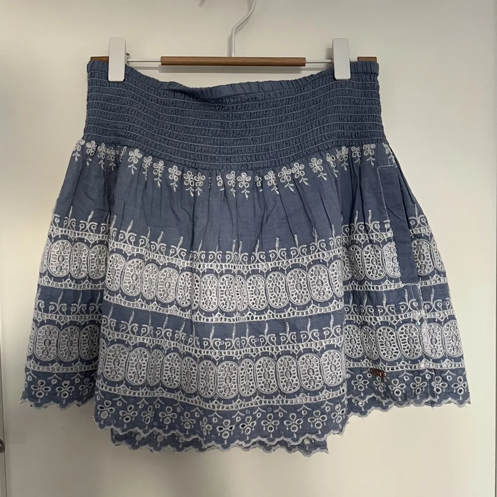 Såå söt blå kjol från Superdry med jättefina vita detaljer. Perfekt till sommarn!💙🤍🛥️. Kjolar.