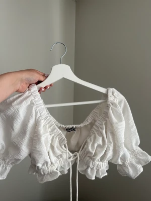 Topp - Säljer min vita fina fest topp❤️använd fåtal gånger 