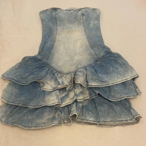 Strapless denim dress - Säljer denhär jätte snygga jeans klänningen som är strapless. Den är använd men i bra skick utan defekter. Säljer pga att de inte är min stil. Priset kan diskuteras vid snabb affär❤️❤️