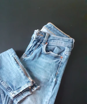 Snygga jeans - Snygga jeans med dragkedja längst ner vid foten.  Passar xs/34