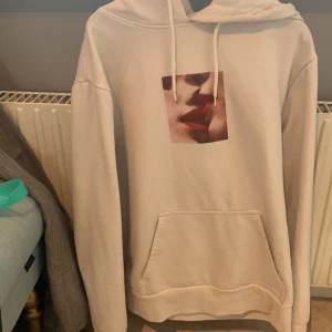 Hoodie  - Jätteeee fin hoodie, super fin passform och är så skön!! Passar även S