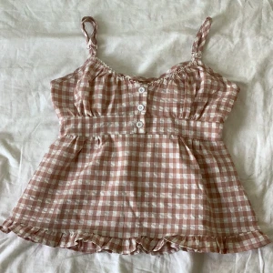 Rutig topp - Vit och brun/beige rutig sommar topp💘💘 Storlek saknas men tror jag köpte den i storlek XS/S💞