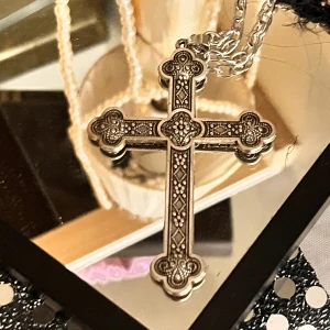 Kors halsband - Inte silver!<3