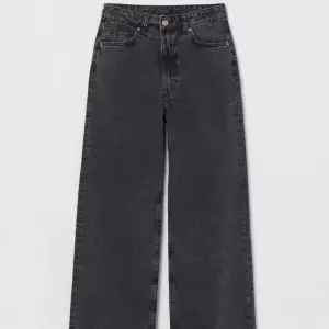 Säljer dessa ursnygga gråa jeansen från H&M pga de är lite för korta i benen för mig som är ungefär 176 cm🫶🏼