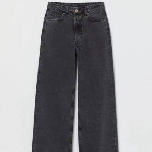 grå wide jeans - Säljer dessa ursnygga gråa jeansen från H&M pga de är lite för korta i benen för mig som är ungefär 176 cm🫶🏼