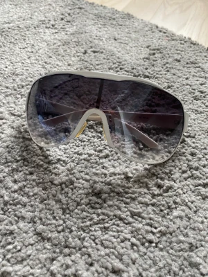 2000s solglasögon - Ett as snygga solglasögon😍 De e ganska andvända men säljer de pågrund av att de e förstora på mig❤️