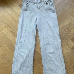 Pull&Bear beige straight jeans   - Passa inte mig längre fast är i jätte bra skick. 