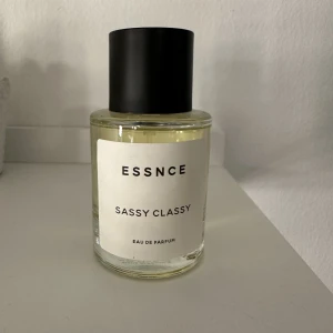 Parfym från essnce - Parfym från essnce i doften sassy classy som ska efterlikna YSL libre. Endast använd ett fåtal gånger så flaskan är iprincip full. Säljer för att jag ej gillar doften på mig 