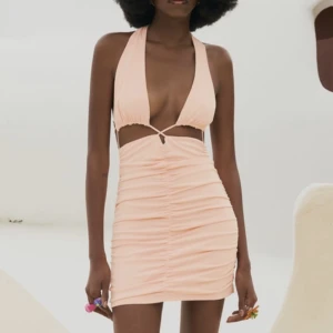 Fest-klänning från Zara - En riktig party-klänning från Zara i en magisk färg (bilden tar inte riktigt upp färgen) i korall/rosa. (Bild 1 från hemsidan)