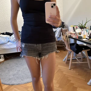 Zara shorts - Ett par jättefina jeansshorts från zara som är för stora för mig. De är i ett använt skick men det är inget som man tänker på när man använder de. Nypriset är 359, hör av er om ni har några frågor💞