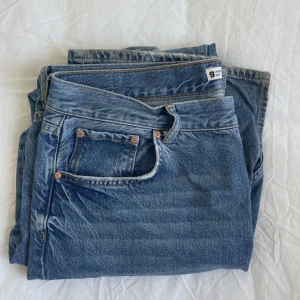 Jeans - Superfina jeans att ha som oversized från Gina tricot i storlek 48, skulle dock säga att dem är mindre i storleken. Bra skick, säljs pga dem nu är för stora. Köpare står för frakt.