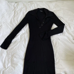 Klänning - Långärmad stickad klänning från Gina tricot i storlek L. Knappt använd, säljs pga fel storlek för mig. Köpare står för frakt.