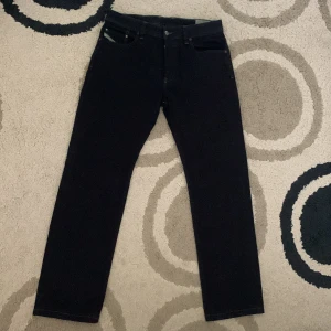 Jeans - Mörkblå straightleg Diesel jeans. Bra kondition.