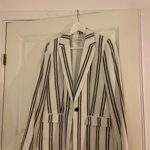 Randig kavaj - Randig kavaj från Kappahl, använd ett fåtal gånger, så i väldigt gott skick.  Strl 34.